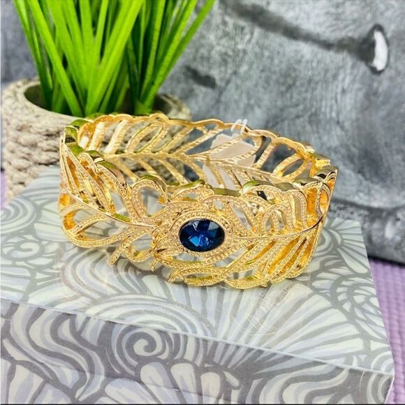 Dillards Vintage Inspired Gold Tone Cuff Bracelet Blue Stone NWT - Picture 1 of 10